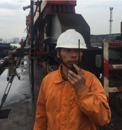黃柏春，楊灣港務(wù)分公司裝卸工班副班長。他工作認真、細致，有責任心。工作中，主動排除班中的各類安全隱患，避免事故的發(fā)生，實現(xiàn)班組安全生產(chǎn)無事故。  “決不把隱患交到下一班?！边@是黃柏春的一貫工作作風。在4月中旬的一個夜班，在一條海輪卸貨作業(yè)結(jié)束后，由于裝卸的煤炭中有大量的煤矸石，料斗斗口被完全卡住，必須人工進入料斗內(nèi)進行清理，工人在料斗中作業(yè)十分危險，身為副班長的他主動擔負起料斗內(nèi)清理的任務(wù)。他叫來了兩位工友，與自己一起進入料斗，在保證斗內(nèi)貨物不坍塌的情況下，用手一塊塊的挖出了卡在料斗口的煤矸石，一直干到上早班的工友來接班才將斗口完全疏通好，累得他直不起腰來。  班中，他時刻留意員工的操作行為，保證員工安全無事故。4月下旬的一個白班，他們班和外務(wù)工配合進行圓鋼卸船作業(yè)，一名新進的外務(wù)工在掛鉤結(jié)束后站到了艙壁的里側(cè)，貨物起吊時突然晃動起來，離新外務(wù)工3米遠的黃柏春一看不對勁，立刻起身一個快步?jīng)_到他身后將他往后一拉，只聽“砰”一聲，圓鋼撞在了他旁邊的艙壁上，“好險啊，多虧你，不然就撞到我了。”外務(wù)工驚恐地說。 “你不能站在里側(cè)，很危險，工作時得處處小心?！秉S柏春拉著這位外務(wù)工的手臂厲聲地說。黃柏春就是這樣，班中時刻留意著每位員工的操作行為，守護著每位員工的生命安全，讓班組員工高高興興上班，安安全全回家。  “檢查一下勞保用品佩戴好沒有”。這是黃柏春每天上班時必說的一句話。一次，班里有位員工在江船清艙作業(yè)時救生衣未穿，黃柏春知道后狠狠地批評了他，對他說：“臨水作業(yè)不穿救生衣，就是對自己不負責，要是出了事，后悔也來不及。”  擔任副班長一年多以來，黃柏春時刻把班組安全工作當作頭等大事，是班組員工的安全守護人。他班前注重安全檢查，排除隱患，班中時刻留心員工操作行為，發(fā)現(xiàn)問題，及時處理，保證班組員工在安全環(huán)境下作業(yè)，避免了事故的發(fā)生，為班組員工撐起一把“安全傘”。